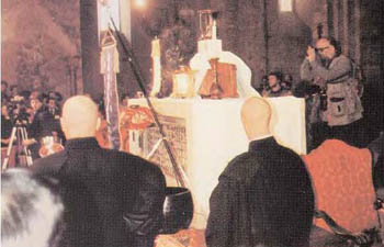 Asy 1986 r. Posek Buddy na tabernakulum w kociele w. Piotra.
