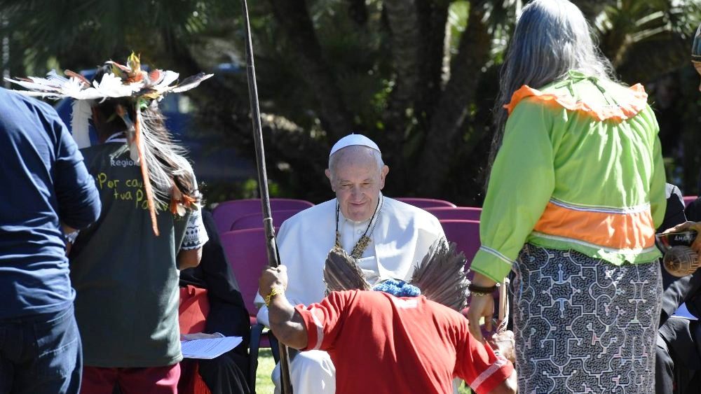 Bergoglio z poganami w Ogrodach Watykaskich