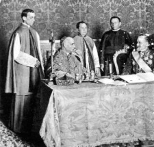 Monsignor Pacelli wraz z kardynaem Merry del Val podczas podpisywania konkordatu z Serbi, 24 czerwca 1914 r.