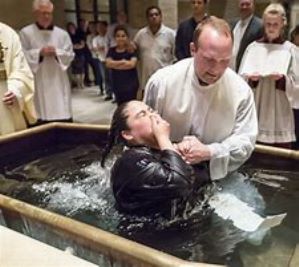 Neokatolik zostaje zanurzony w basenie podczas obrzdu inicjacji (wtajemniczenia).