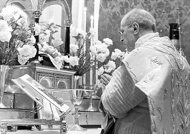 Papie Pius XII odprawia Msz wit