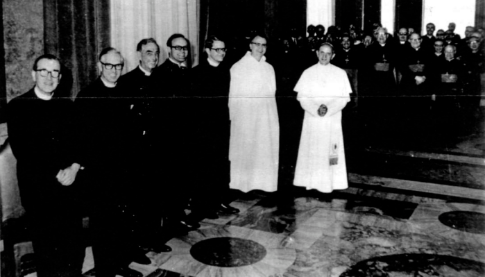 Paweł VI pozuje z sześcioma luterańskimi teologami zasiadającymi w specjalnej komisji mającej zmienić Mszę