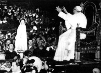 Pius XII bogosawi grup wiernych trzymajcych figur Matki Boej Fatimskiej