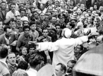 Papie Pius XII modlcy si z ludem po zbombardowaniu rzymskiego dworca kolejowego w pobliu kocioa w. Wawrzyca za Murami w 1943 roku