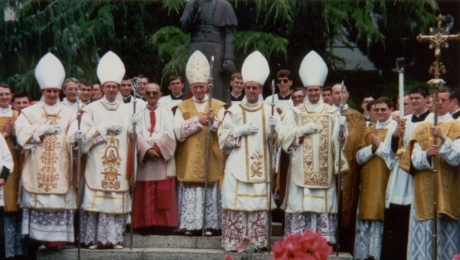 Abp Marcel Lefebvre, bp Antonio de Castro Mayer i czterj nowi biskupi. Konsekracje biskupie 1988 roku