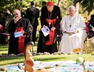 Antypapie Bergoglio ze wit i pogaski boek Pachamama. Ogrody Watykaskie.