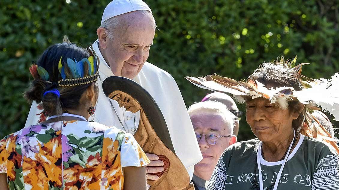 Pseudopapież Bergoglio i bałwan Pachamama. Ogrody Watykańskie.
