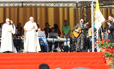 Pseudopapie Bergoglio na stadionie olimpijskim w Rzymie z charyzmatykami, 1 czerwca 2014 r.