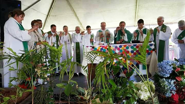 Brazylijski modernsityczny biskup zaprasza kobiety do koncelebrowania Novus Ordo.