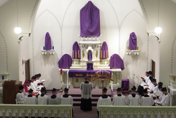 Dwudziestu trzech duchownych i seminarzystów uczestniczyo w piewie Tenebrae