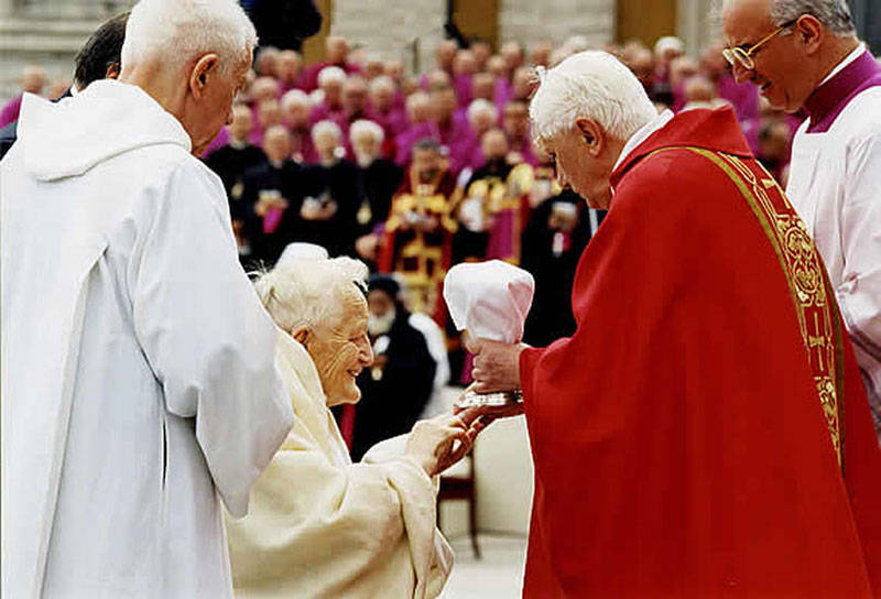 Joseph Ratzinger świętokradzko udziela komunii na rękę protestantowi Rogerowi z Taize na pogrzebie Karola Wojtyły