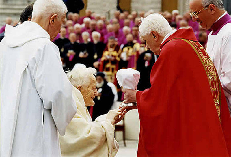 Joseph Ratzinger witokradzko udziela komunii na rk protestantowi Rogerowi z Taize na pogrzebie Karola Wojtyy