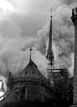 Poar katedry Notre Dame w Paryu, 15 kwietnia 2019 r.
