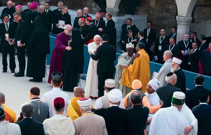 Synkretyczne spotkanie midzyreligijne w Asyu. 2011 r. Znak pokoju.