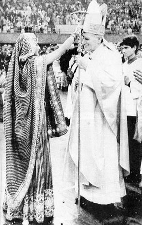 Hinduska kapłanka kreśli znak Tilak na czole Jana Pawła II